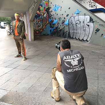 Photpgrapher Eric Kvatec from New York taking a fashion shot in Berlin